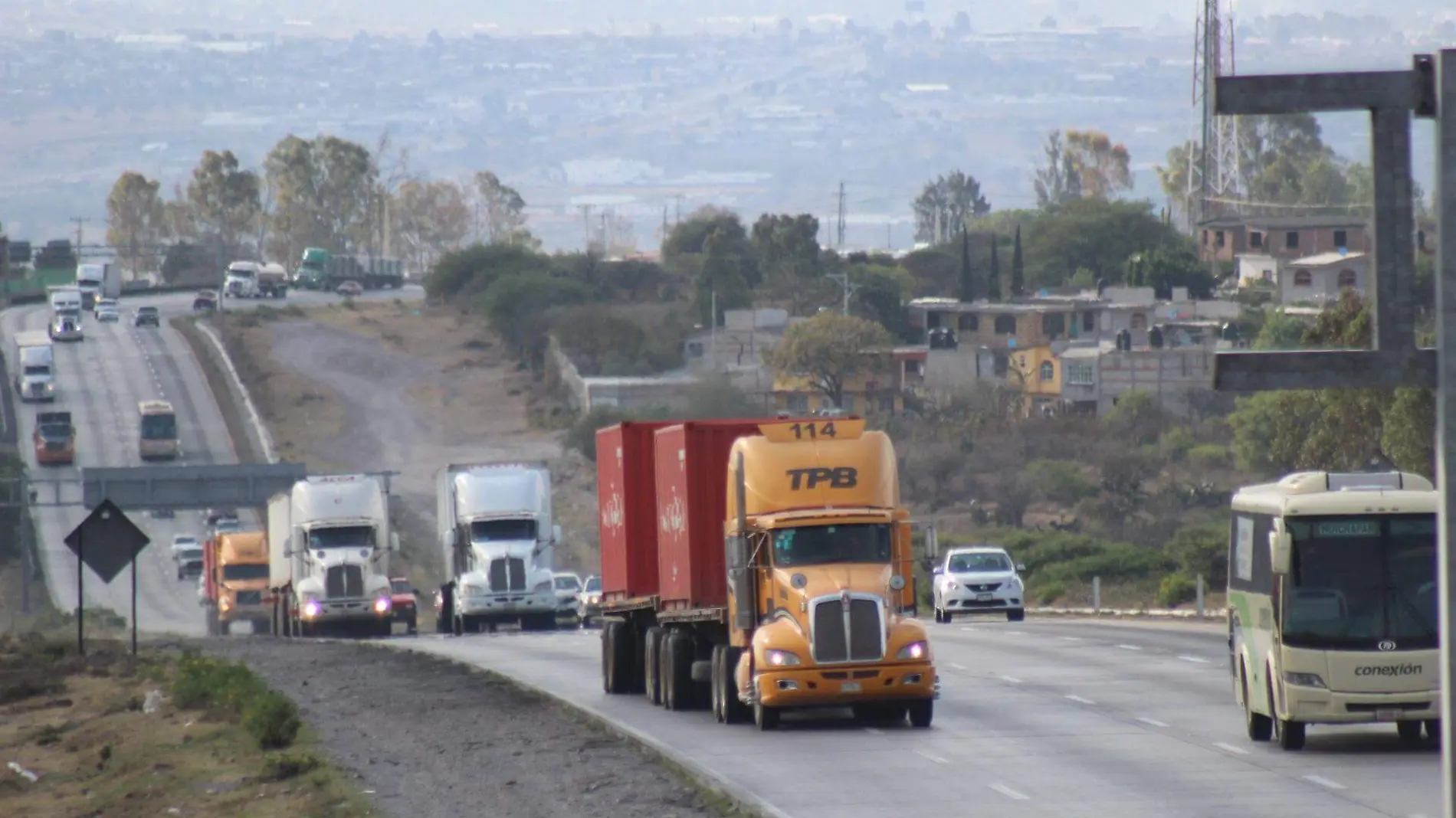 Transporte de carga pesada trabaja con medidas preventivas de sanidad